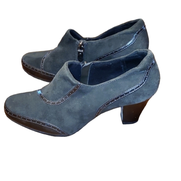 Clark's Artisan Diamond Cameo Green Suede Booties - Picture 3 of 11